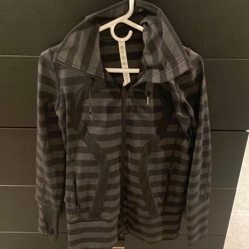 Women’s Lululemon Black and Grey Hooded Mock Neck Athletic Zip Up - Size 6